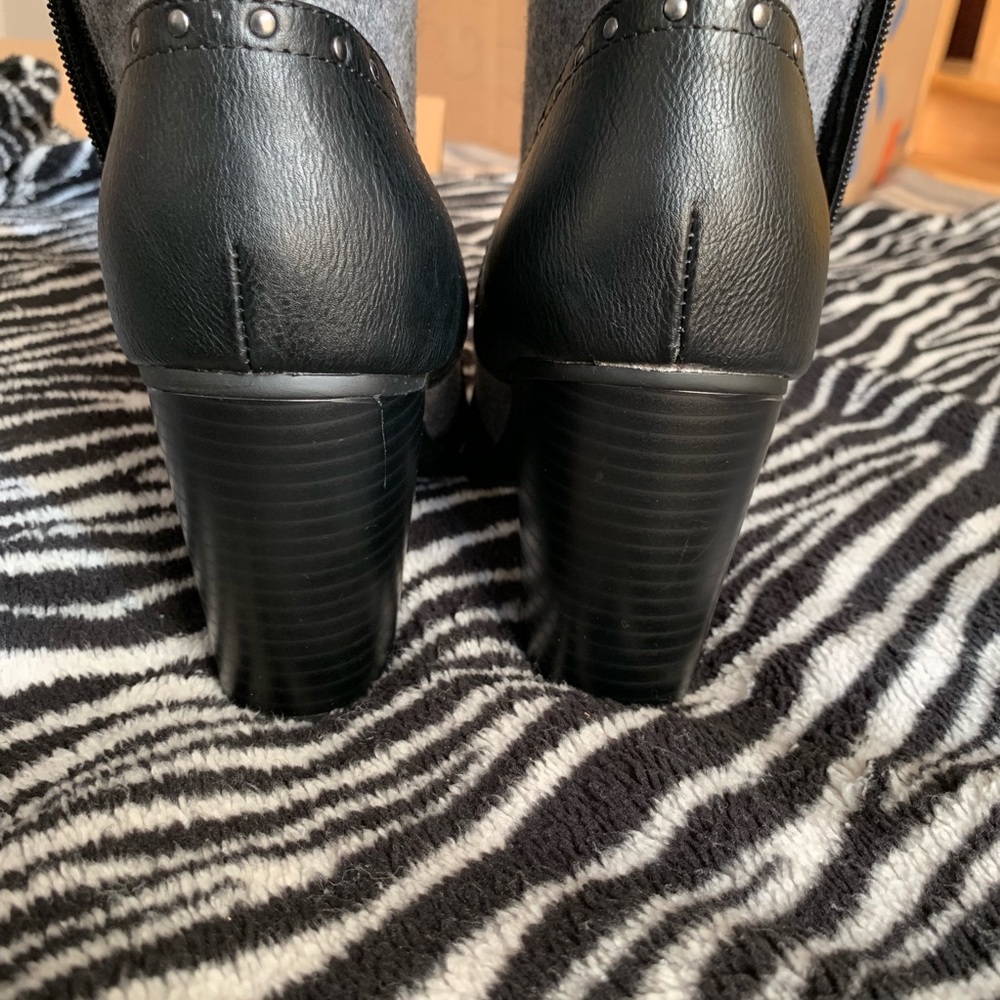 Boots - Picture 3 of 6